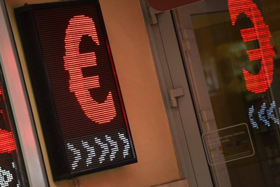 Официальный курс евро сократился до 88,58 рубля