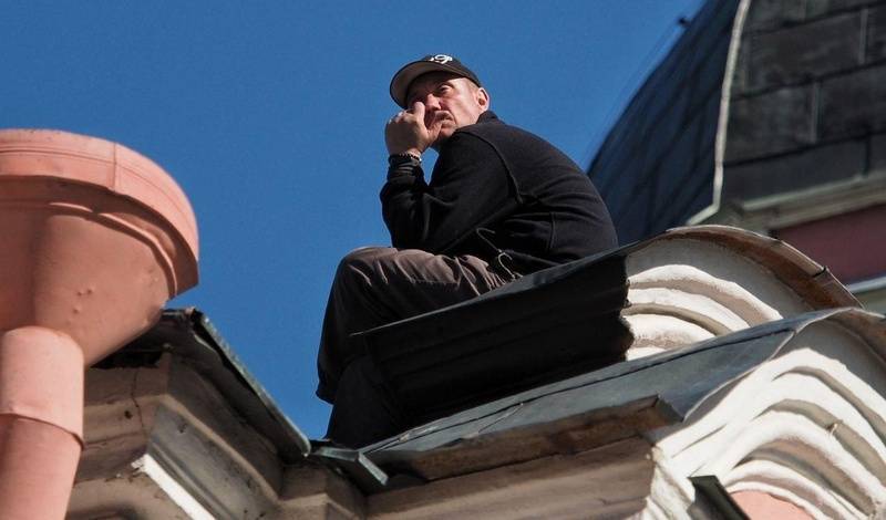Неадекватный послушник забрался на крышу Александро-Невской лавры