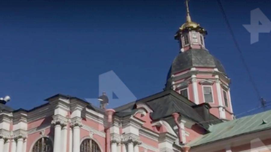 В Петербурге мужчина залез на крышу Александро-Невской Лавры