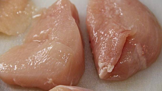 В магазинах Петербурга нашли смертельно опасное мясо птицы