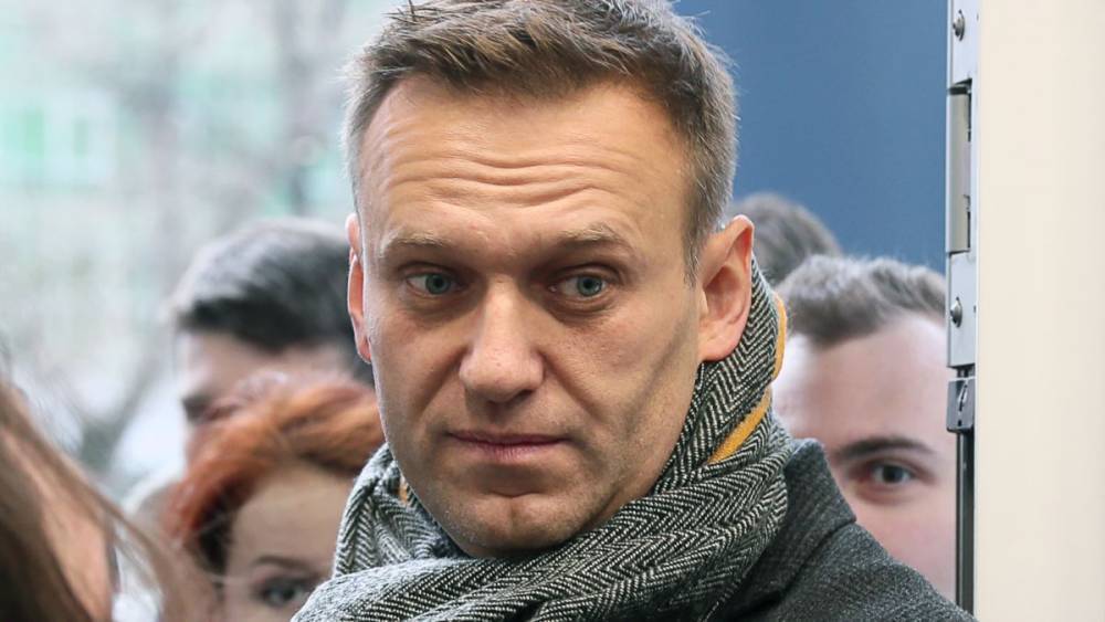 "Шарите": Навальный уже может вставать с кровати