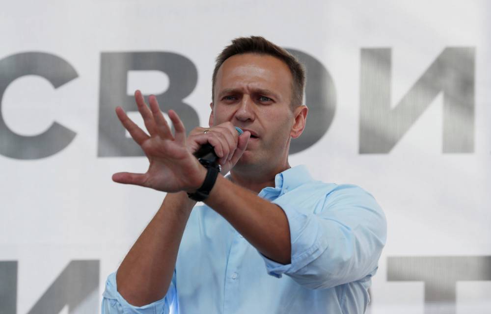 Навального отключили от аппарата ИВЛ: он может подниматься с постели