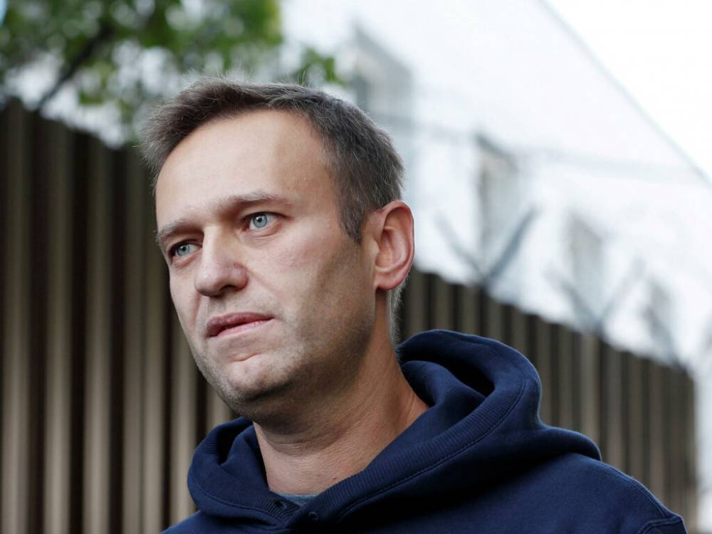 Навальный уже встает с койки, его отключили от искусственной вентиляции легких
