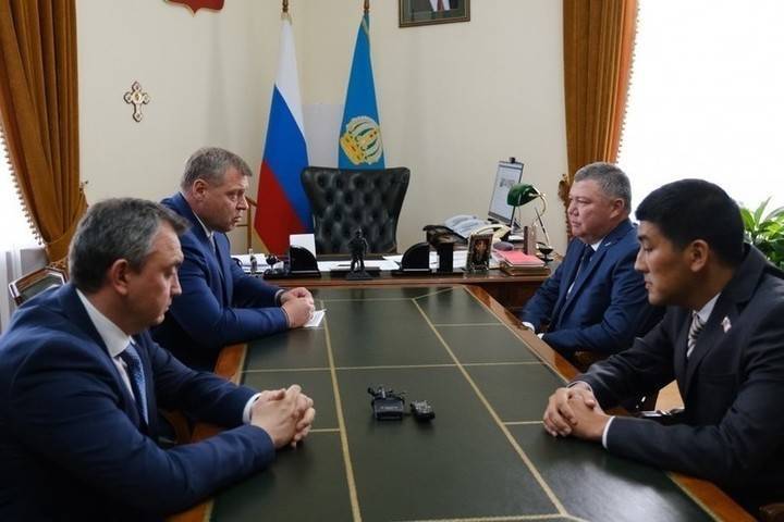 Губернатор Астраханской области провел встречу с новыми главами Красноярского и Володарского районов