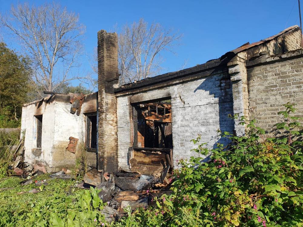 Нежилой дом сгорел в Леонидово