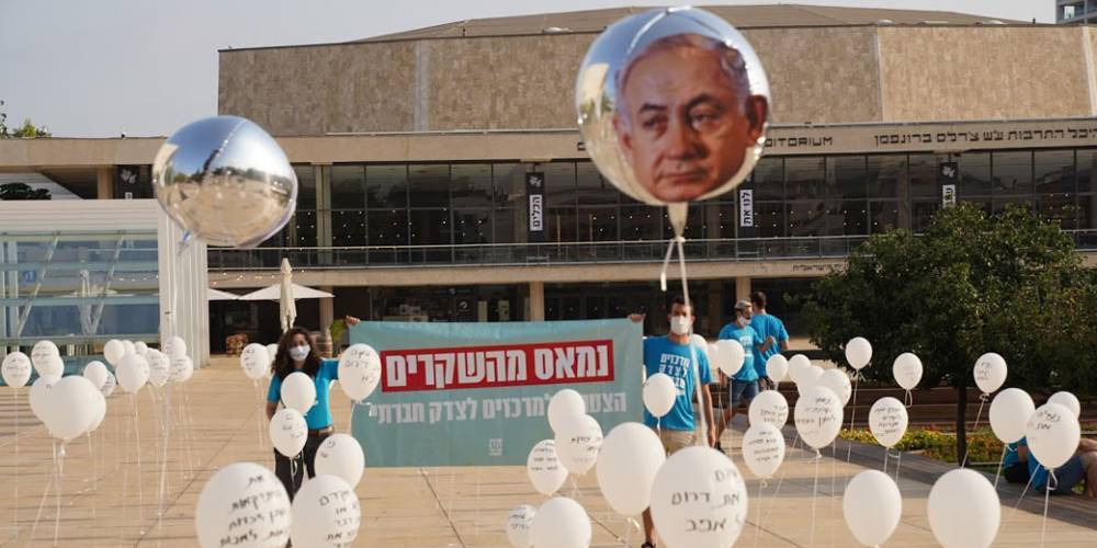 На площади Габима выложили воздушные шары с обещаниями Нетаниягу