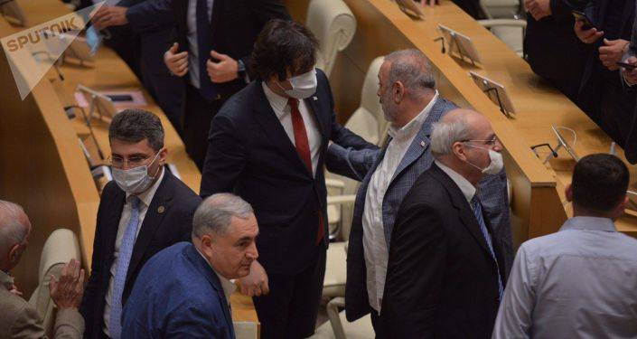 "Только без рукопожатий и поцелуев" - грузинских парламентариев призвали к осторожности