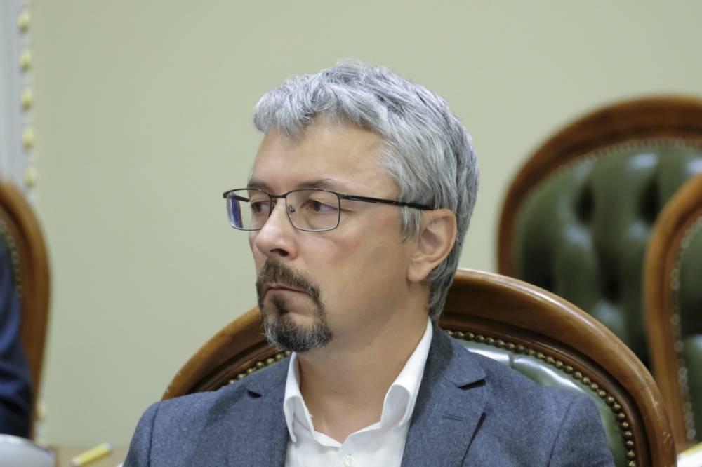 В Киеве неизвестный попал яйцом в ухо министру культуры: видео