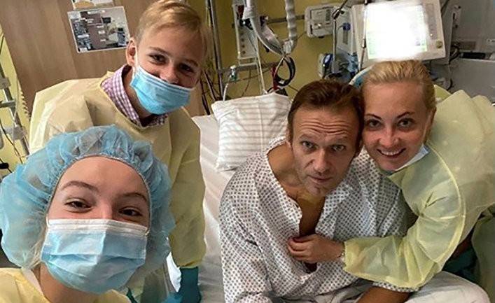 «Привет, это Навальный»: российский оппозиционер опубликовал свое первое фото из больницы (The Guardian)