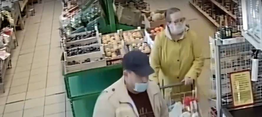 Полиция Петрозаводска разыскивает парочку, укравшую продукты из магазина (ВИДЕО)