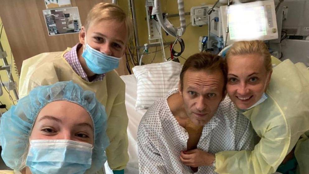 Навальный опубликовал первое фото из клиники: он хочет вернуться в Россию