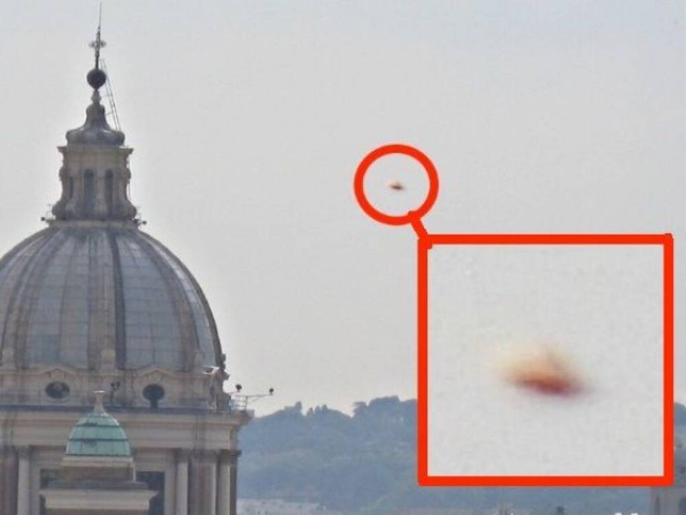 Гигантский оранжевый НЛО в небе над Ватиканом попал на камеру туриста и шокировал Сеть