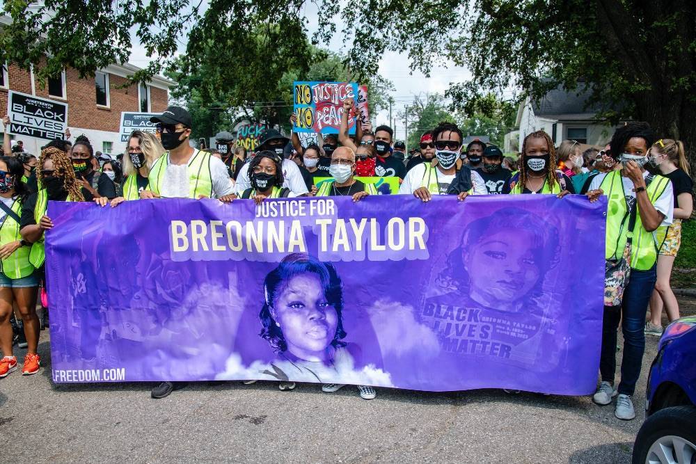 Власти Луисвилла выплатят $12 млн семье афроамериканки, убитой полицией