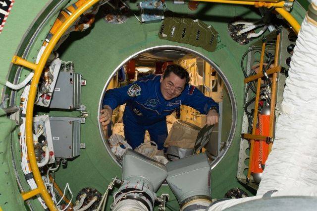 Космонавт на МКС пожаловался на пыльный корабль с новогодними подарками