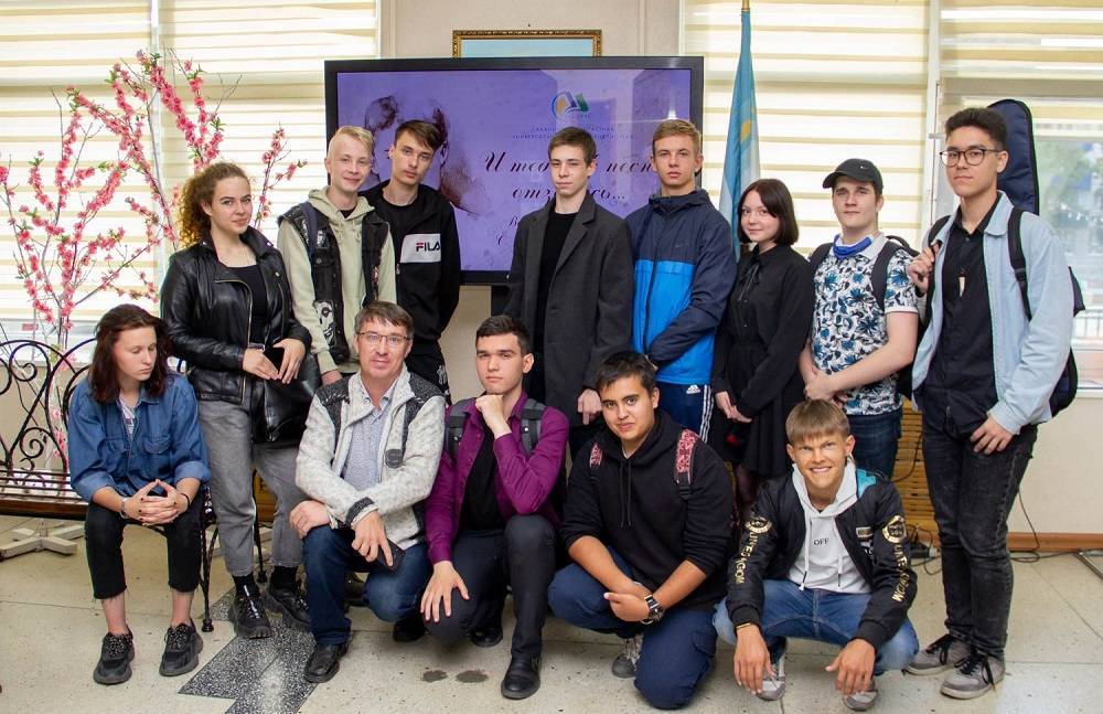Выставка к 125-летию Сергея Есенина открылась в Южно-Сахалинске