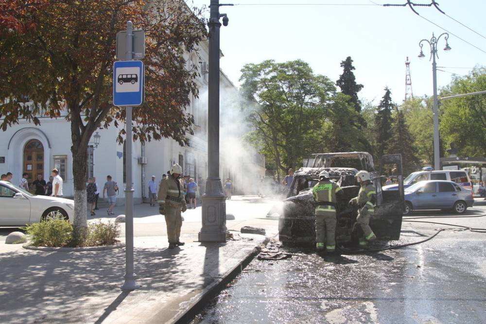 В центре Севастополя сгорел автомобиль