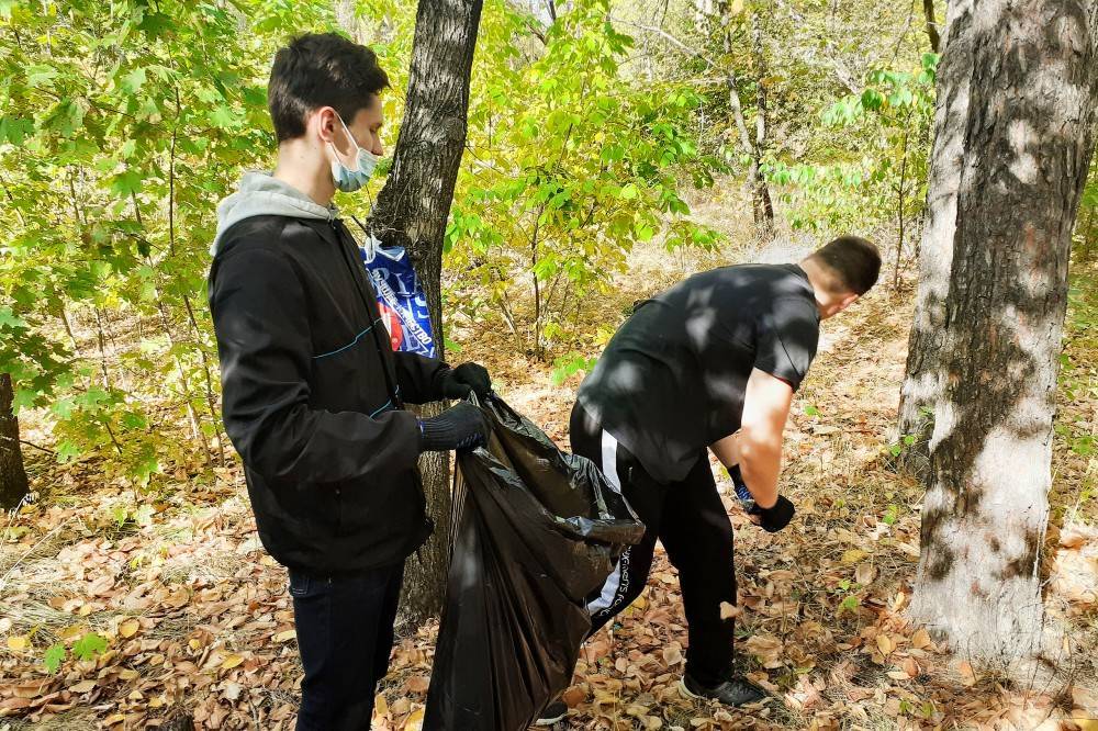 Из парка Металлургов студенты вывезли более 400 килограммов мусора