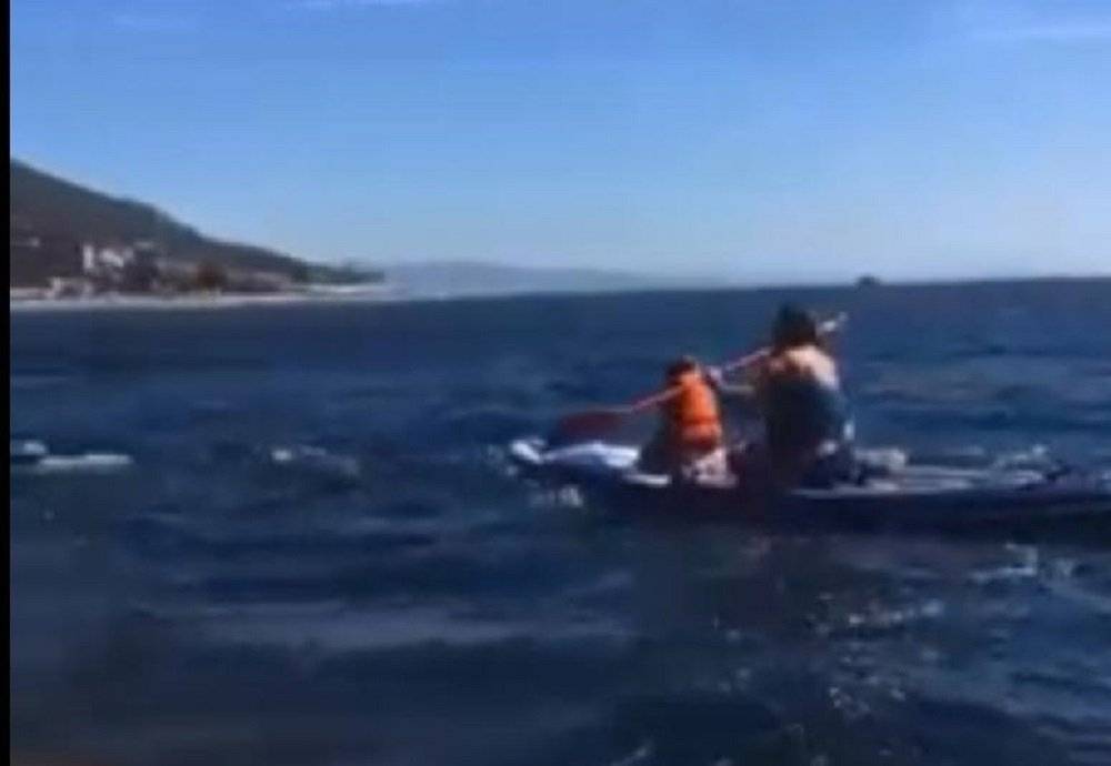 Женщину с ребенком на sup-борде унесло в море под Новороссийском