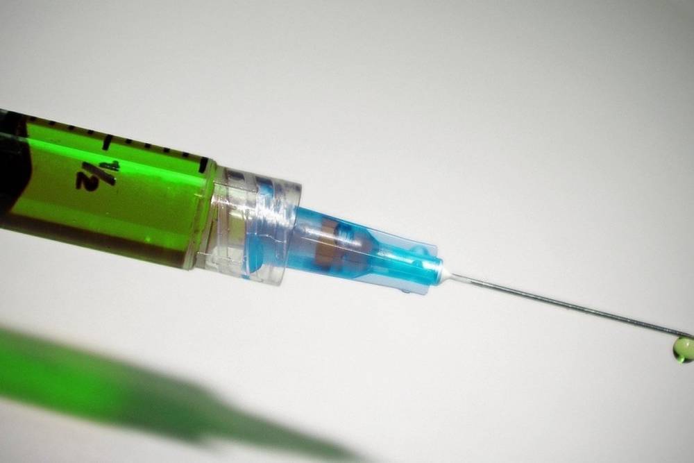 Петербургским врачам разрешили отказаться от covid-прививки