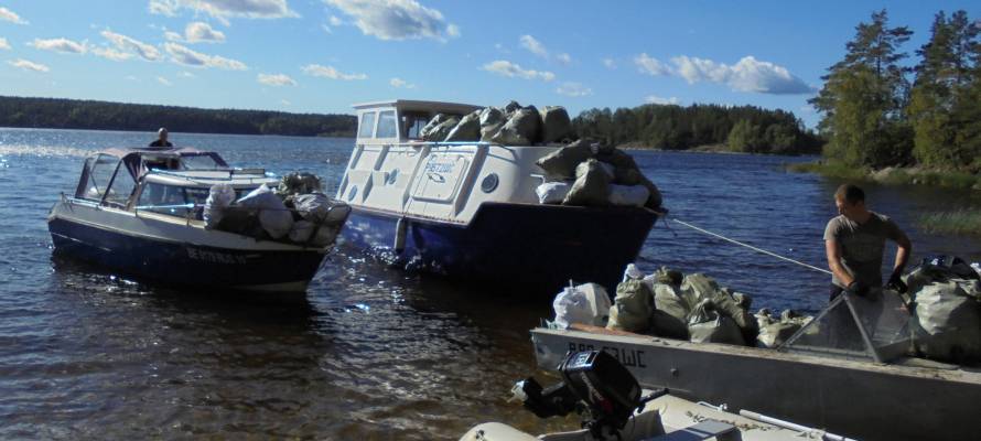 Волонтеры собрали 110 мешков мусора на острове в Карелии (ФОТО)