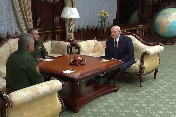 Лукашенко сообщил, что попросил у Путина оружие