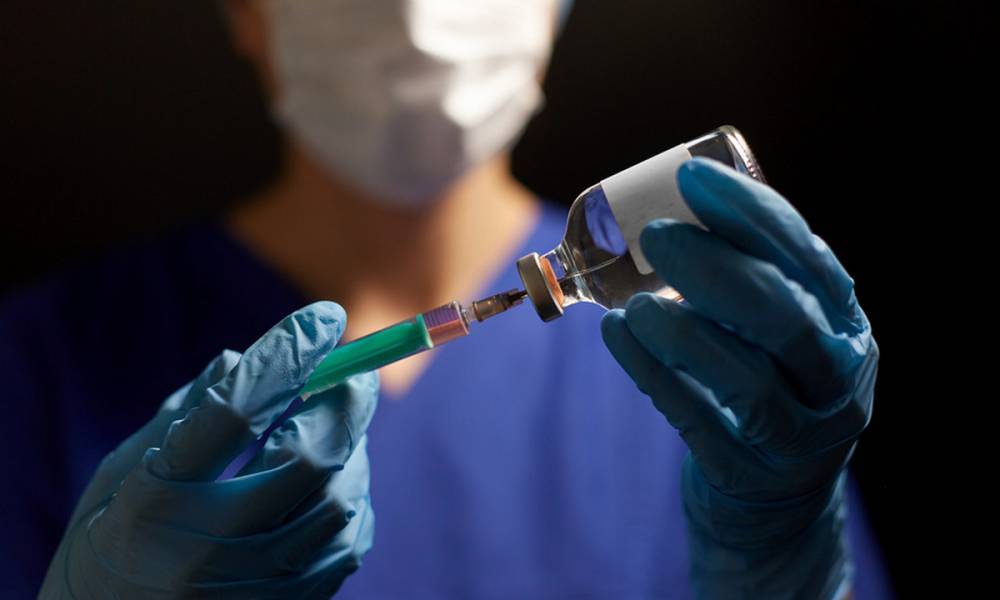 В России тестируют вакцину от коронавируса «Спутник V»: каждый седьмой жалуется на слабость и температуру