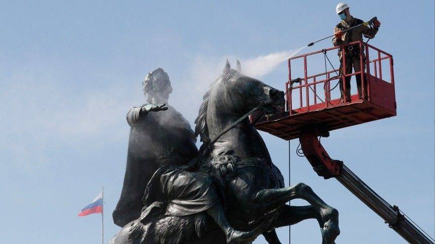 Банный день для императора: Реставраторы Петербурга помыли Медного всадника на Сенатской площади