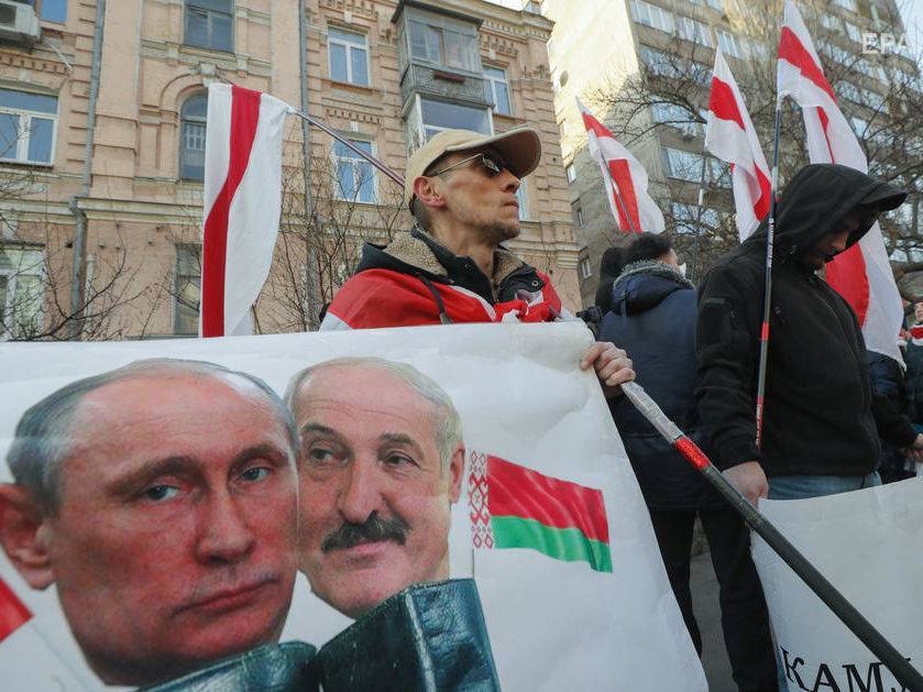 Фельштинский: Путин может аннексировать Беларусь завтра, если захочет. Заступиться за эту страну никто не сможет