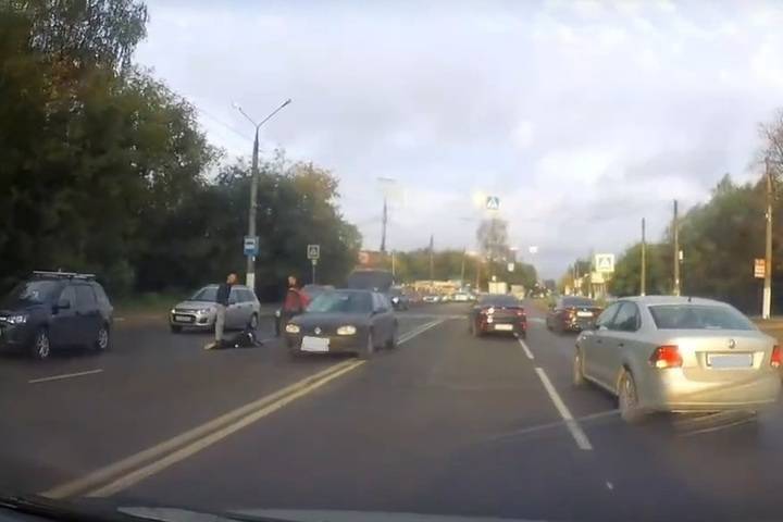 Опубликовано видео с места аварии в Твери, в которой серьёзно пострадал пешеход