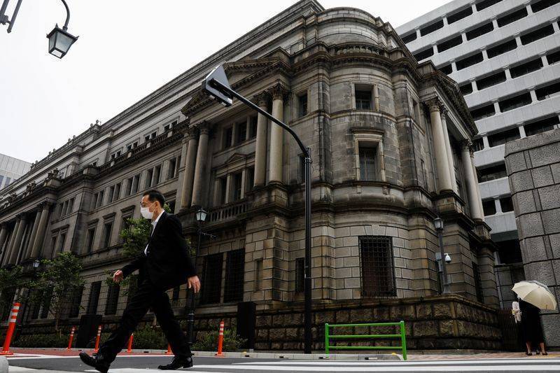 Банк Японии оставил политику без изменений, более оптимистичен, чем в июле