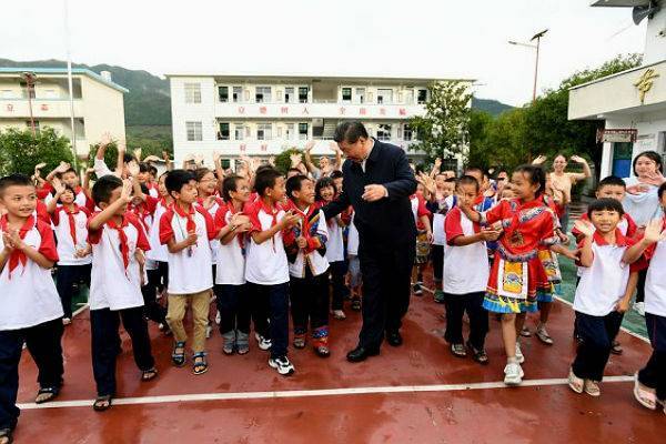 Си Цзиньпин призвал сельских школьников вырастать в «высокие деревья»