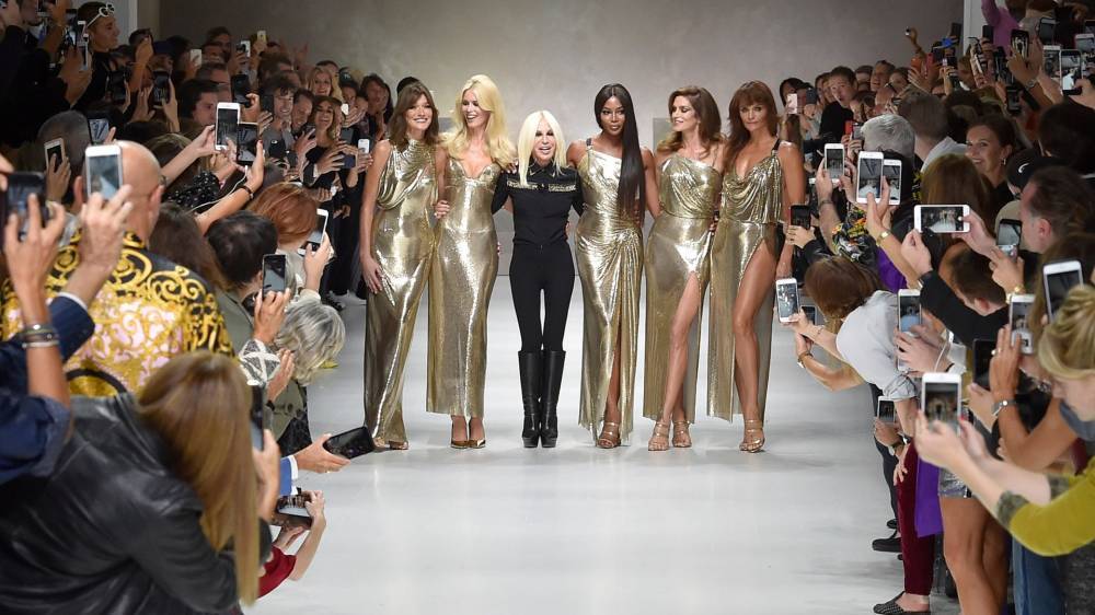 Лучшие финалы модных показов: фото с шоу Chanel, Versace, Alexander McQueen