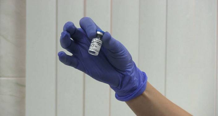 "Кто-то должен быть первым": врачи-добровольцы привились вакциной "Спутник V"