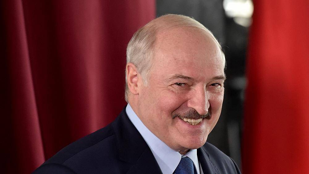 Лукашенко "ставит войска под ружье"