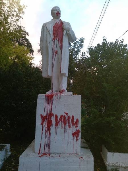 В Миассе вандалы осквернили памятник Ленину