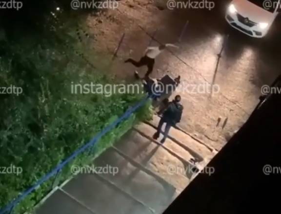Видео жестокого избиения прохожих на улице в Новокузнецке опубликовали в Сети