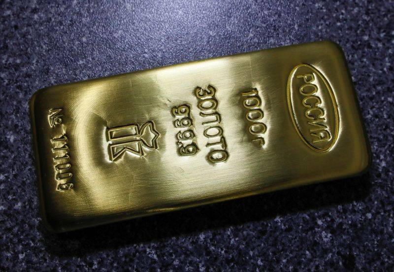 Золото дорожает на фоне неопределенности в экономике, снижения доллара