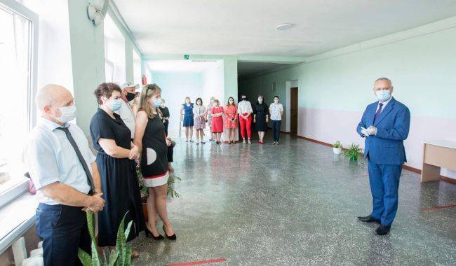 Выборы в Молдавии: Запрет политикам посещать школы к Додону не относится