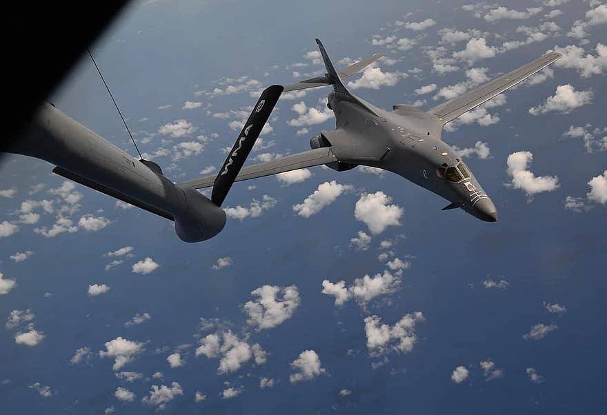 В воздушное пространство России у Курильских островов вторглись два бомбардировщика США