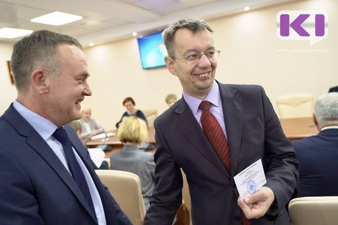 Избирком Коми выдал удостоверения избранным депутатам Госсовета по единому избирательному округу