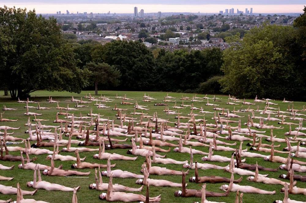 В Лондоне художник сфотографировал 220 голых людей, чтобы разрушить "коронавирусные барьеры"