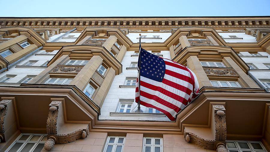 Автомобиль протаранил ворота резиденции посла США в Москве