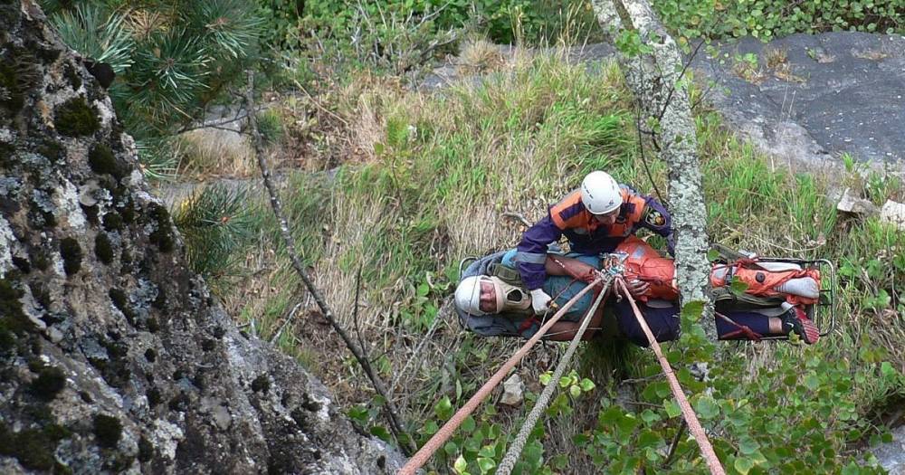 Упал с высоты 35 метров: житель Краснодарского края сорвался со скалы и чудом остался жив