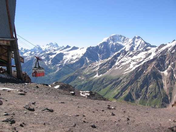 На леднике на склонах высочайшей в России вершины заблудились три человека