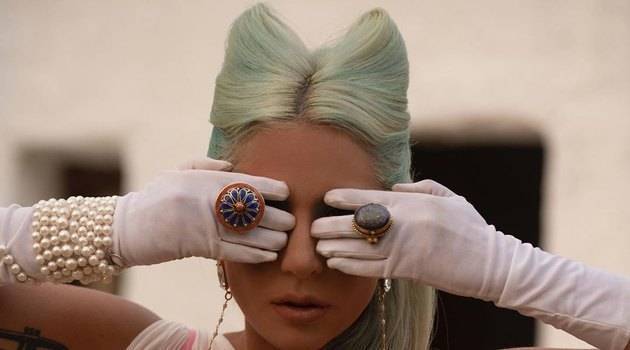 Комбинезон от армянского дизайнера, маска с шипами и архивные вещи Alexander McQueen: 7 потрясающих образов из нового клипа Леди Гаги