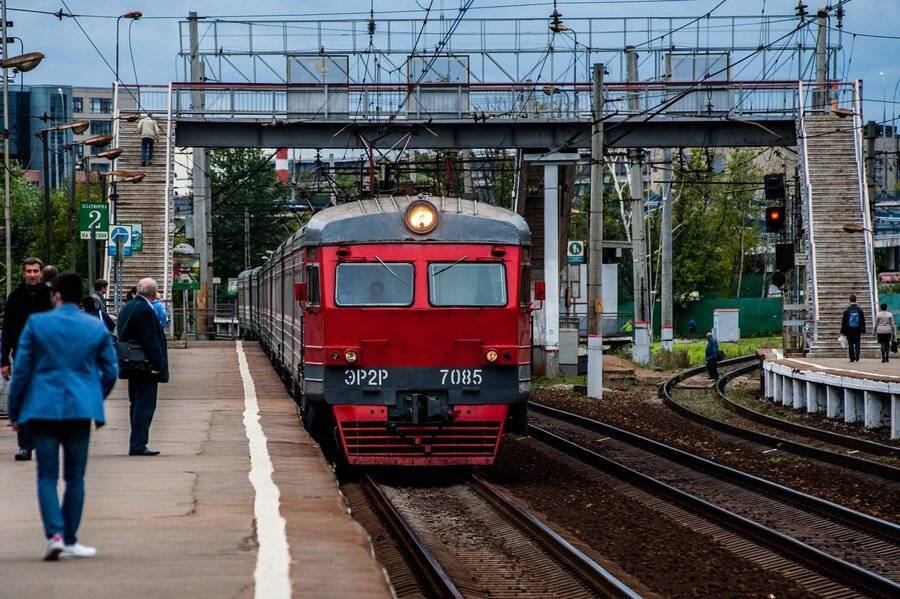Поезд сбил пассажира на ж/д станции Перово