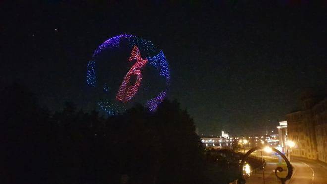 Две тысячи светящихся квадрокоптеров устроили шоу в ночном небе Петербурга