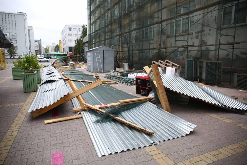 В Екатеринбурге сильный ветер снес заборы, остановки и деревья. Есть пострадавшая