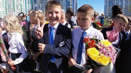 В Спутнике школьников после линейки позвали на праздник