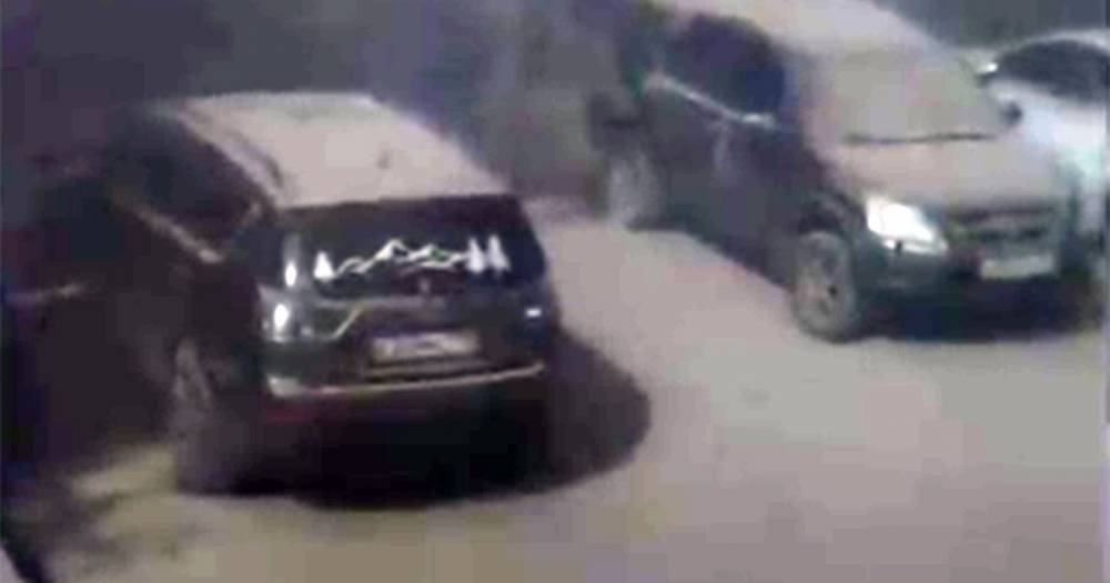 Автомобили в Москве покрылись цементной пылью и попали на видео